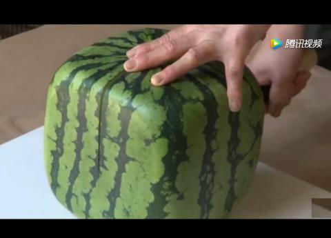 日本方西瓜切开后的样子：培育出来价格昂贵切开竟这样