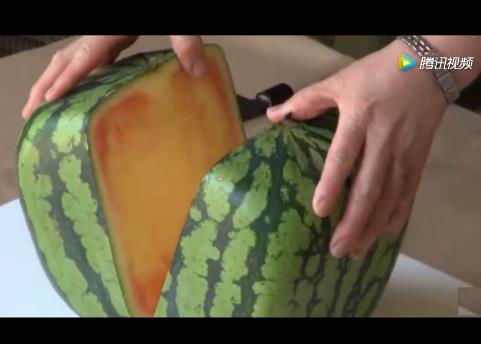 日本方西瓜切开后的样子：培育出来价格昂贵切开竟这样