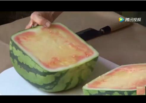 日本方西瓜切开后的样子：培育出来价格昂贵切开竟这样