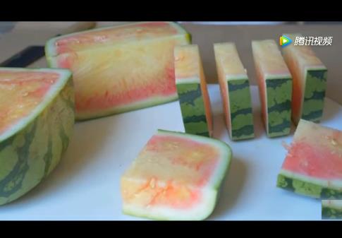 日本方西瓜切开后的样子：培育出来价格昂贵切开竟这样