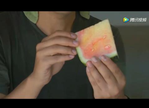 日本方西瓜切开后的样子：培育出来价格昂贵切开竟这样