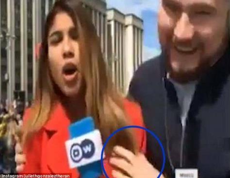 女记者直播遭抓胸:直播世界杯遭抓胸部亲吻脸颊(图) 女记者直播遭抓胸:直播世界杯遭抓胸部亲吻脸颊(图)