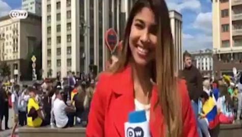 女记者直播遭抓胸:直播世界杯遭抓胸部亲吻脸颊(图) 女记者直播遭抓胸:直播世界杯遭抓胸部亲吻脸颊(图)