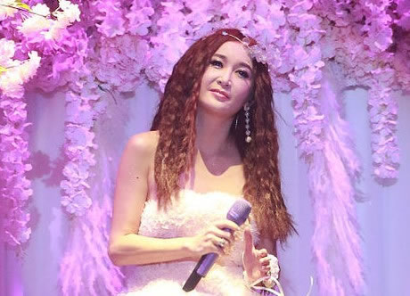 52岁温碧霞开唱:首个个人演唱会,老公献吻儿子捧场 52岁温碧霞开唱:首个个人演唱会,老公献吻儿子捧场