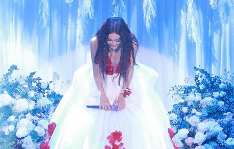 52岁温碧霞开唱:首个个人演唱会,老公献吻儿子捧场 52岁温碧霞开唱:首个个人演唱会,老公献吻儿子捧场