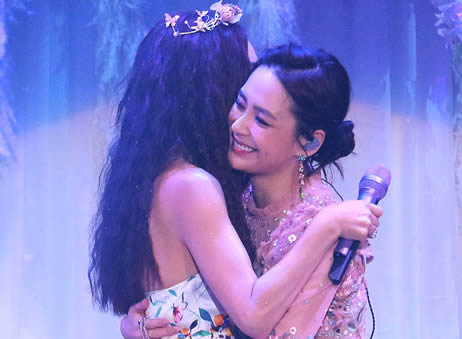 52岁温碧霞开唱:首个个人演唱会,老公献吻儿子捧场 52岁温碧霞开唱:首个个人演唱会,老公献吻儿子捧场