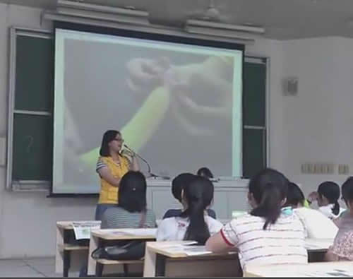 如何使用避孕套演示:大学女老师现场演示避孕套使用方法