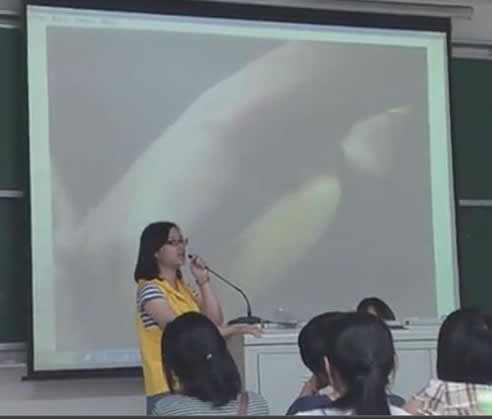 如何使用避孕套演示：大学女老师现场演示避孕套使用方法