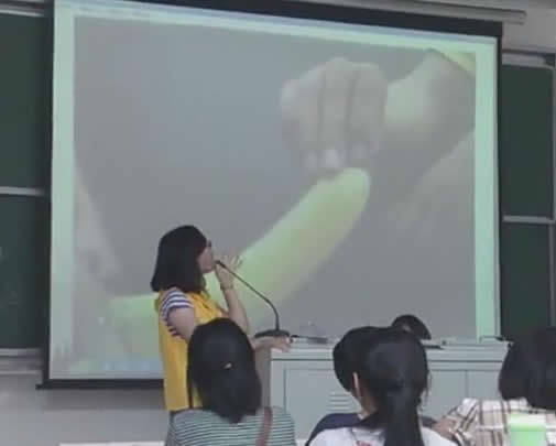 如何使用避孕套演示：大学女老师现场演示避孕套使用方法