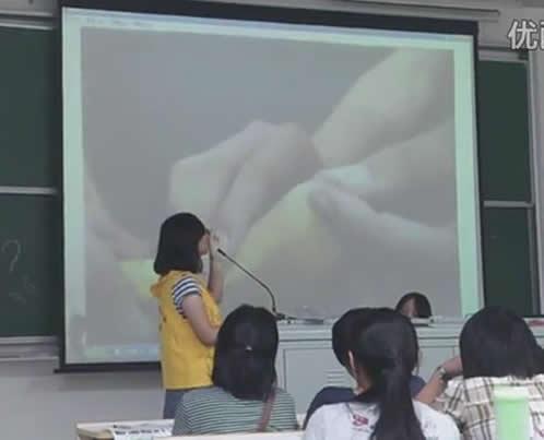 如何使用避孕套演示：大学女老师现场演示避孕套使用方法