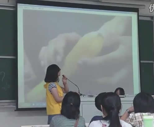 如何使用避孕套演示：大学女老师现场演示避孕套使用方法