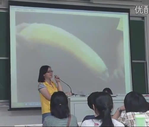 如何使用避孕套演示：大学女老师现场演示避孕套使用方法