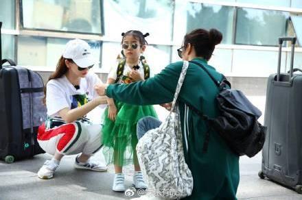 戚薇的母乳喂得太值得,女儿跟她长得一模一样(组图) 戚薇的母乳喂得太值得,女儿跟她长得一模一样(组图)