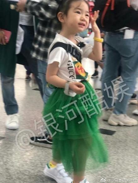 戚薇的母乳喂得太值得,女儿跟她长得一模一样(组图) 戚薇的母乳喂得太值得,女儿跟她长得一模一样(组图)