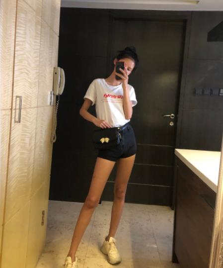 王思聪前任秀马甲线：高扎丸子头俏皮可爱,苗条修长身材