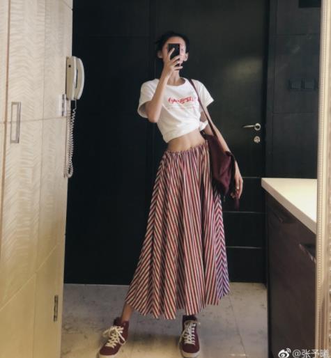 王思聪前任秀马甲线：高扎丸子头俏皮可爱,苗条修长身材