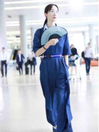 韩雪持折扇散发韵味：穿蓝色连体裤温柔浅笑,古典韵味美女