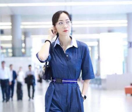 韩雪持折扇散发韵味：穿蓝色连体裤温柔浅笑,古典韵味美女