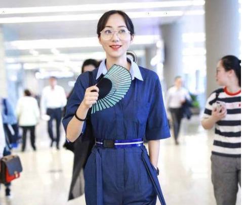 韩雪持折扇散发韵味：穿蓝色连体裤温柔浅笑,古典韵味美女