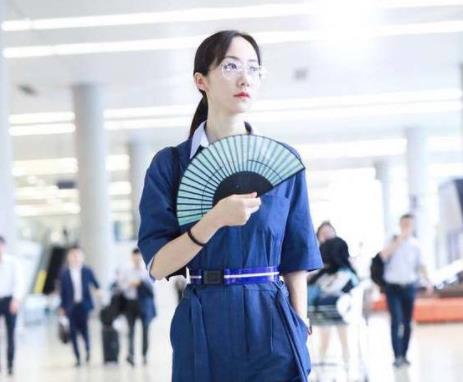 韩雪持折扇散发韵味：穿蓝色连体裤温柔浅笑,古典韵味美女