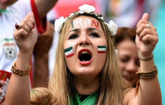 俄罗斯世界杯32强各国美女球迷：个个胸悍（组图）