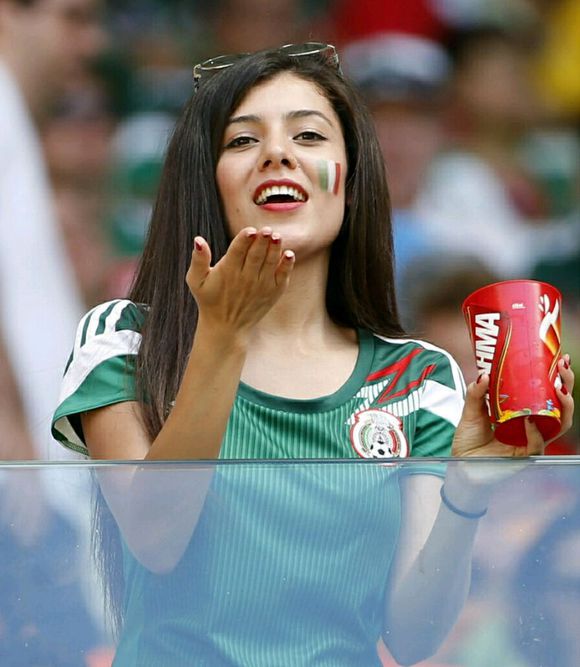 俄罗斯世界杯32强各国美女球迷：个个胸悍（组图）