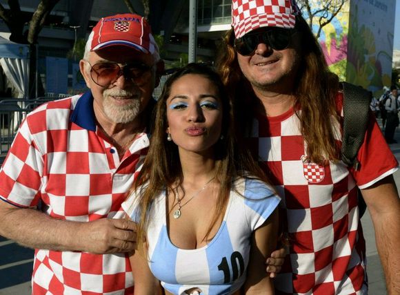 俄罗斯世界杯32强各国美女球迷：个个胸悍（组图）