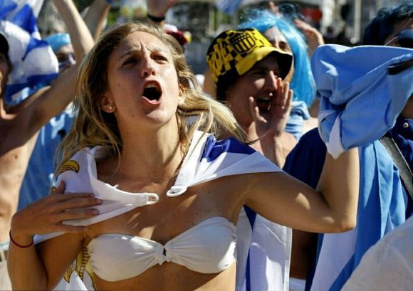 俄罗斯世界杯32强各国美女球迷：个个胸悍（组图）