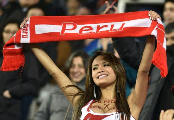 俄罗斯世界杯32强各国美女球迷：个个胸悍（组图）