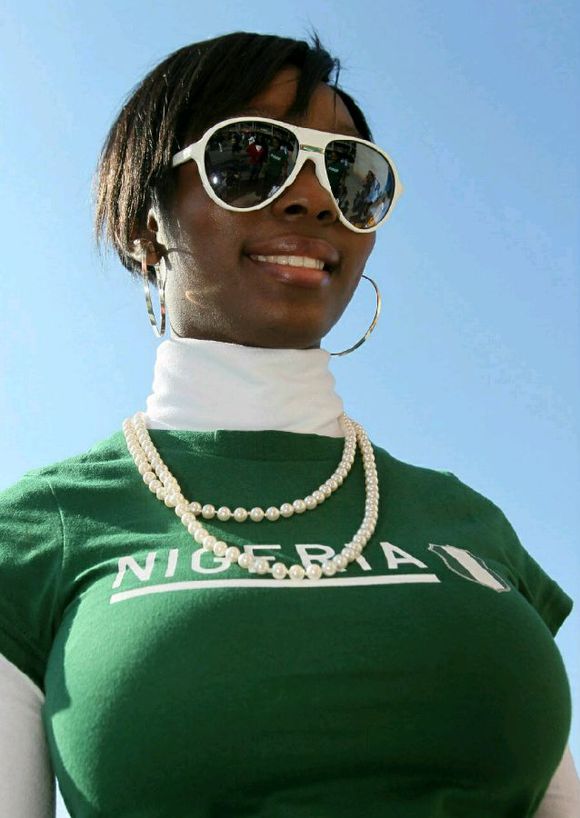 俄罗斯世界杯32强各国美女球迷：个个胸悍（组图）