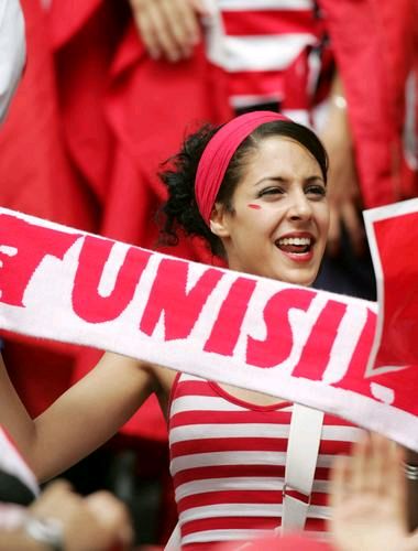 俄罗斯世界杯32强各国美女球迷：个个胸悍（组图）