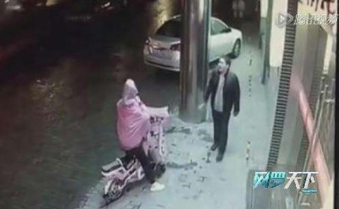 女子遭男子上下其手:看看美女身材不错,想上去摸摸她 女子遭男子上下其手:看看美女身材不错,想上去摸摸她