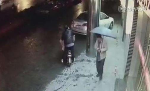 女子遭男子上下其手:看看美女身材不错,想上去摸摸她 女子遭男子上下其手:看看美女身材不错,想上去摸摸她