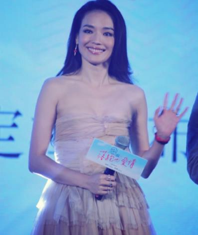 冯德伦晒照舒淇调侃：两人罕见秀恩爱,舒淇生活照