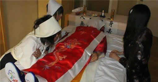 人死后为什么要盖住脸:一种习俗吗,为什么不能让猫接近 人死后为什么要盖住脸:一种习俗吗,为什么不能让猫接近