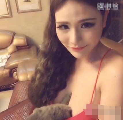 嫩模傲人G罩杯魔鬼身材：嫩模挺傲人上围夹活猫