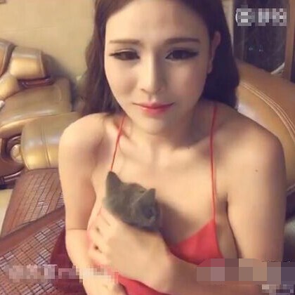 嫩模傲人G罩杯魔鬼身材：嫩模挺傲人上围夹活猫