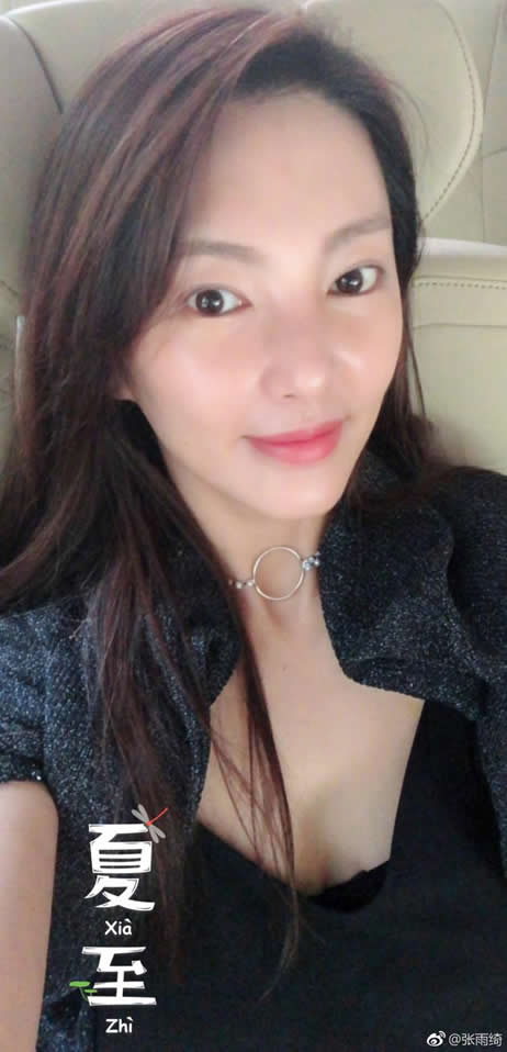 张雨绮素颜自拍：小露事业线素颜出镜,迷人又可爱
