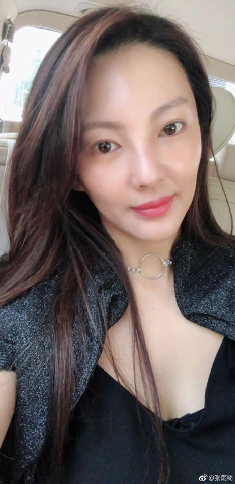 张雨绮素颜自拍：小露事业线素颜出镜,迷人又可爱