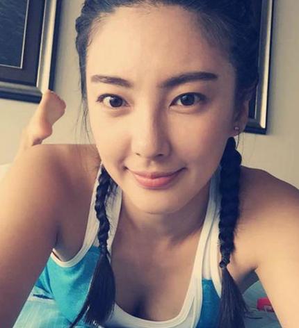 张雨绮素颜自拍：小露事业线素颜出镜,迷人又可爱