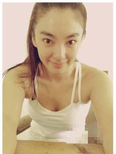 张雨绮素颜自拍：小露事业线素颜出镜,迷人又可爱