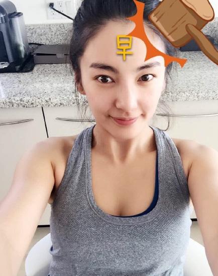 张雨绮素颜自拍：小露事业线素颜出镜,迷人又可爱