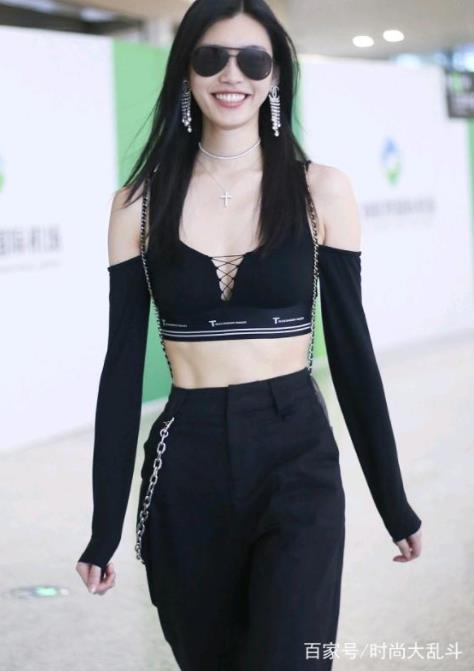 奚梦瑶带来性感暴击:黑色系带抹胸似女特工,脱俗清雅 奚梦瑶带来性感暴击:黑色系带抹胸似女特工,脱俗清雅