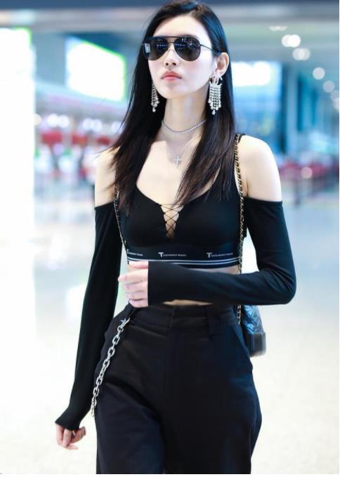 奚梦瑶带来性感暴击:黑色系带抹胸似女特工,脱俗清雅 奚梦瑶带来性感暴击:黑色系带抹胸似女特工,脱俗清雅