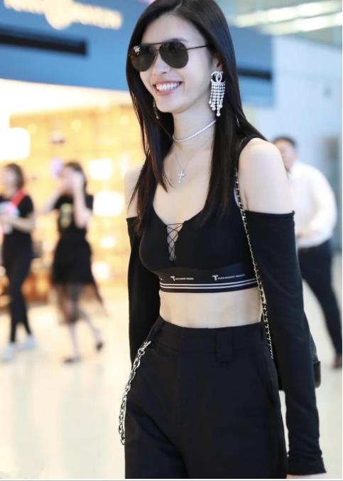 奚梦瑶带来性感暴击:黑色系带抹胸似女特工,脱俗清雅 奚梦瑶带来性感暴击:黑色系带抹胸似女特工,脱俗清雅