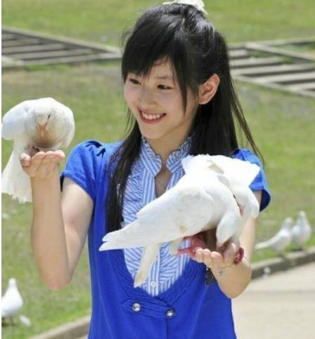 章泽天清纯旧照曝光：穿蓝衣白裤,清纯的笑容好可爱