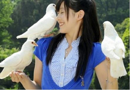 章泽天清纯旧照曝光：穿蓝衣白裤,清纯的笑容好可爱