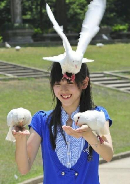 章泽天清纯旧照曝光：穿蓝衣白裤,清纯的笑容好可爱