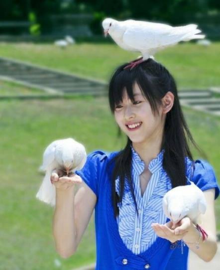 章泽天清纯旧照曝光：穿蓝衣白裤,清纯的笑容好可爱