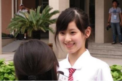 章泽天清纯旧照曝光：穿蓝衣白裤,清纯的笑容好可爱